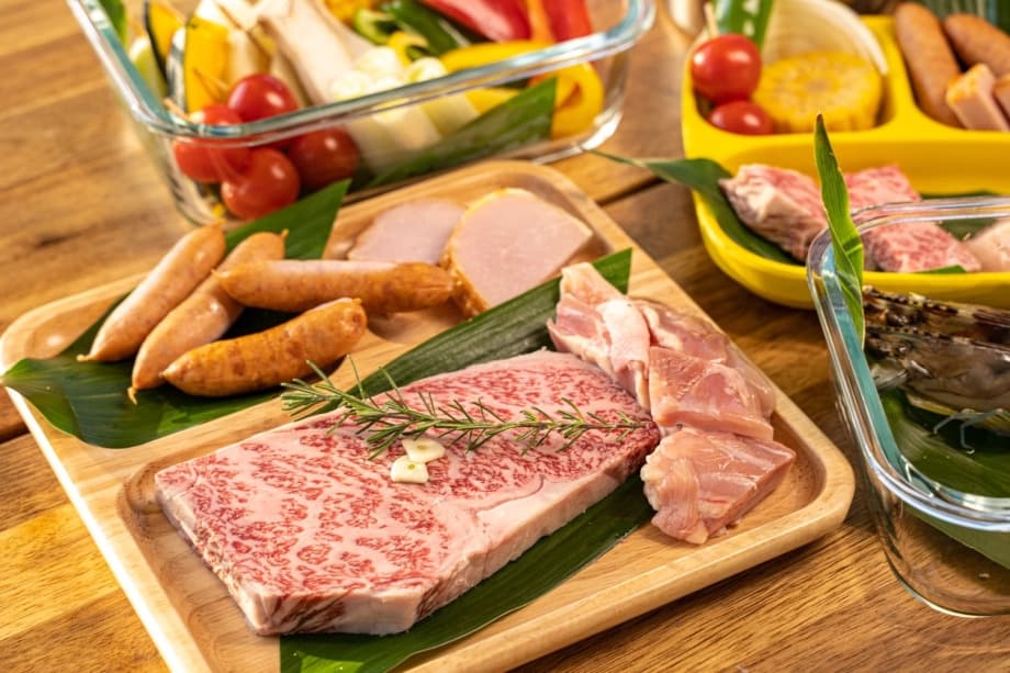 夜も朝もアウトドア感あふれる食事を堪能