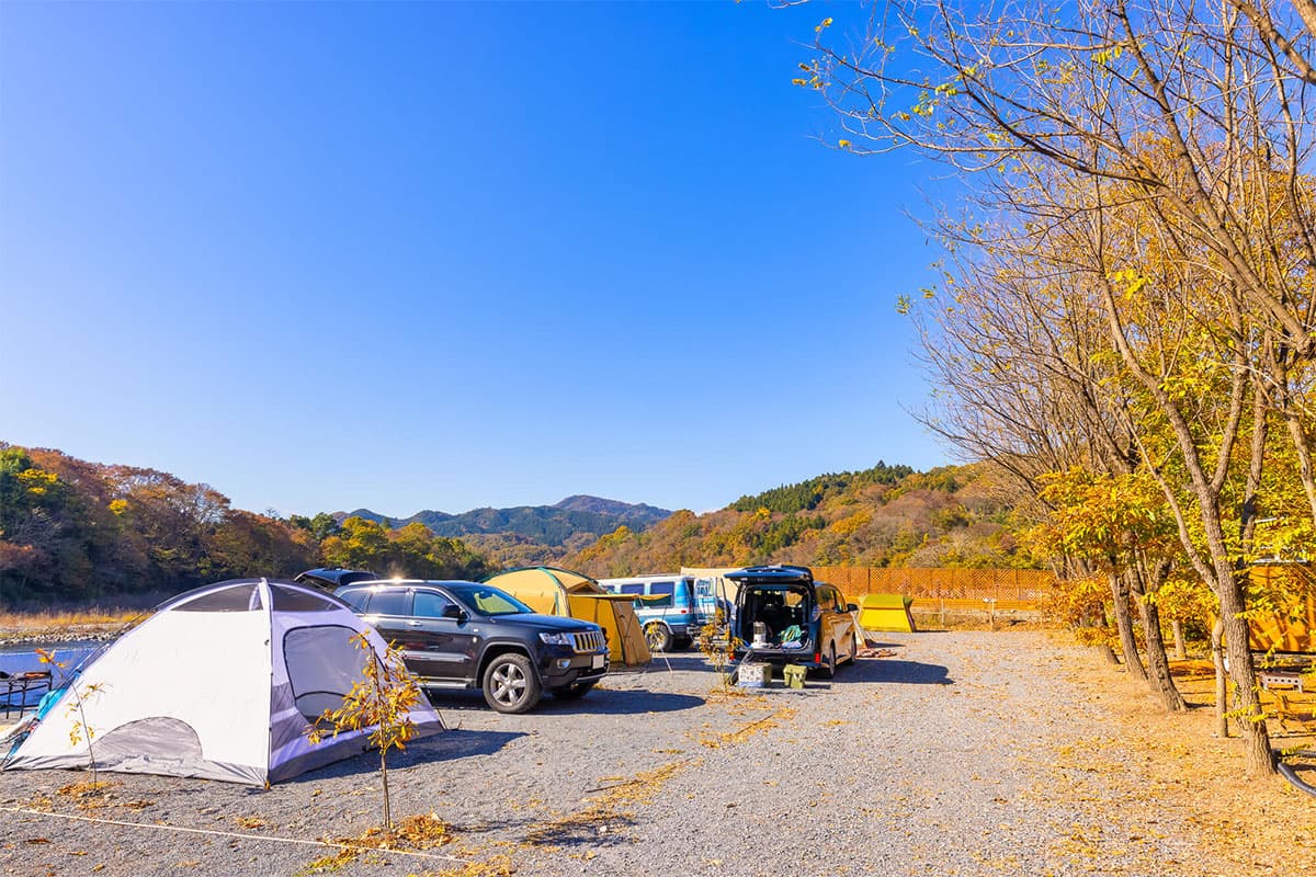 荒川沿いの開けたキャンプ場